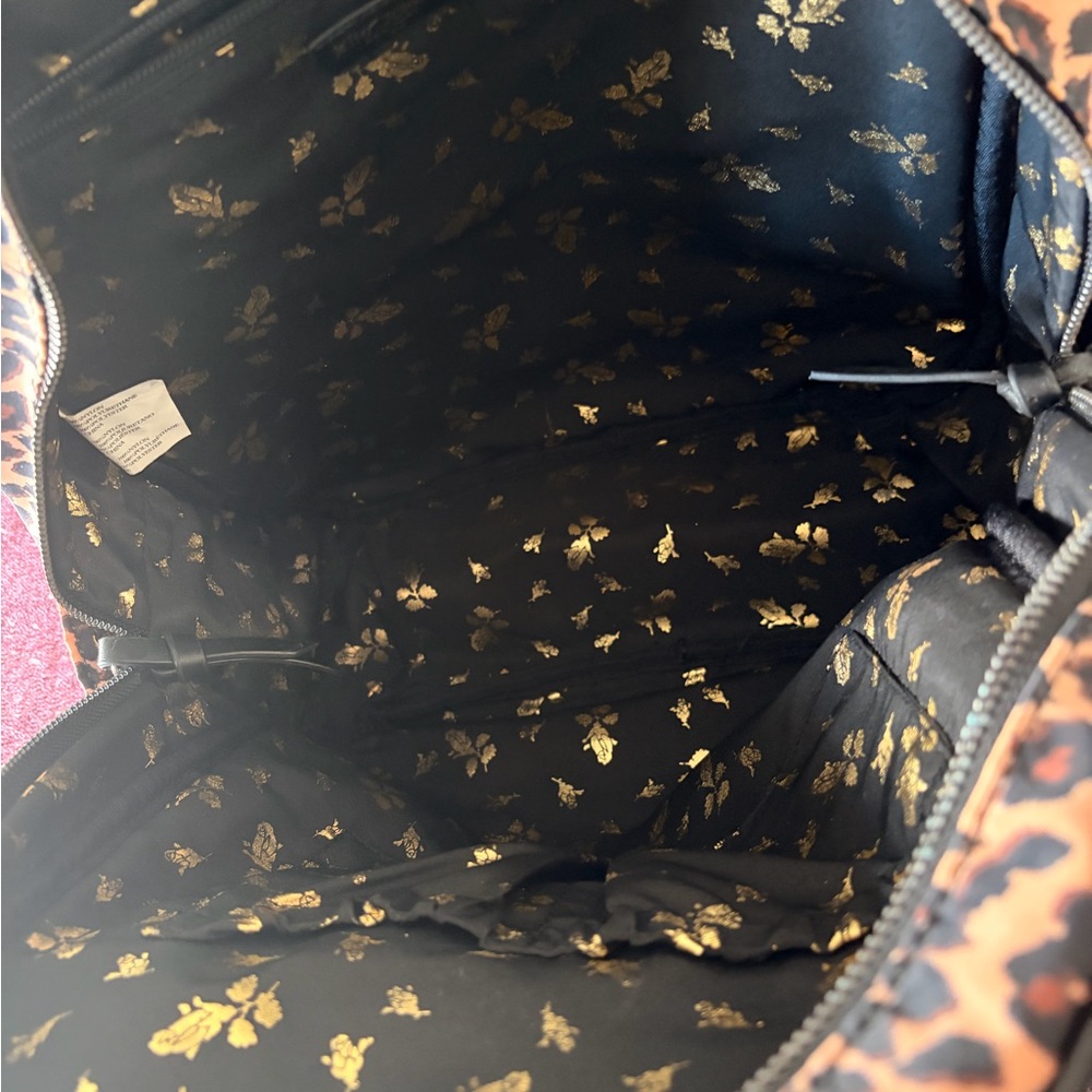 💕 Betsey Johnson Leopard Print Backpack- Large ✨ - Picture 3 of 7